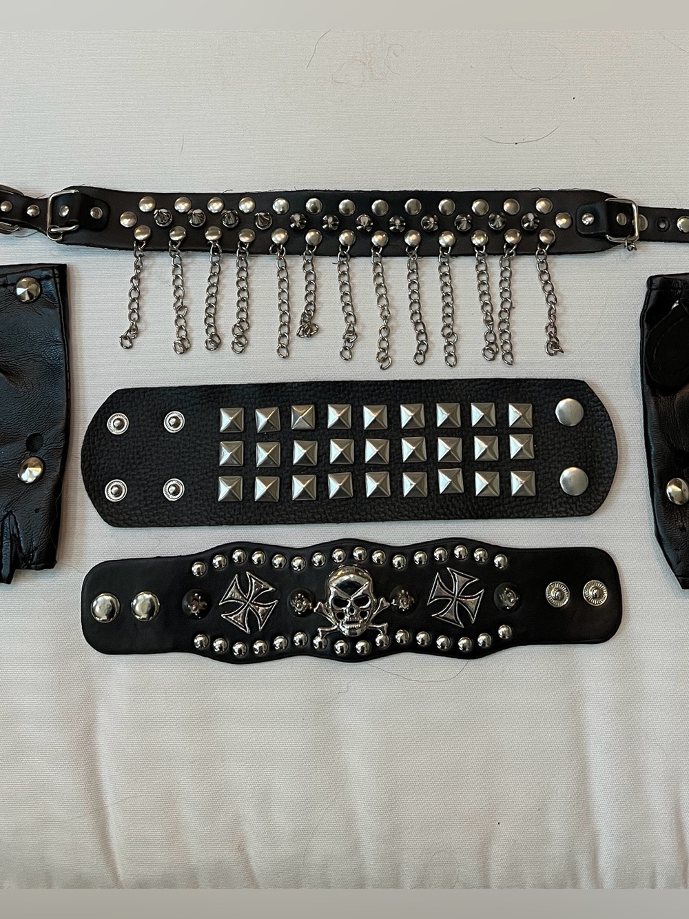 Black Studded Wristbands Fingerless Moto Gloves and Chained Spiked Dog Collar - Picture 4 of 14